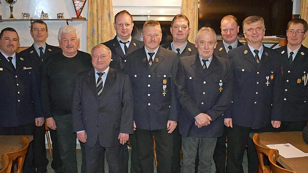 Im Bild von links: KBM Alexander Schuster, Ludwig B&ouml;hm, Stadtrat Johann Handwerger, Christian Schramm, Reiner Will, Erwin Stenglein, Herbert Niegel, Georg Fuchs, Heiko Will, Vorsitzender Wolfgang Schmidtlein und Thomas Bezold Foto: gel