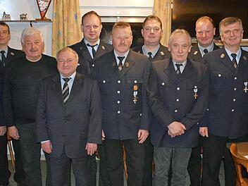 Im Bild von links: KBM Alexander Schuster, Ludwig Böhm, Stadtrat Johann Handwerger, Christian Schramm, Reiner Will, Erwin Stenglein, Herbert Niegel, Georg Fuchs, Heiko Will, Vorsitzender Wolfgang Schmidtlein und Thomas Bezold Foto: gel