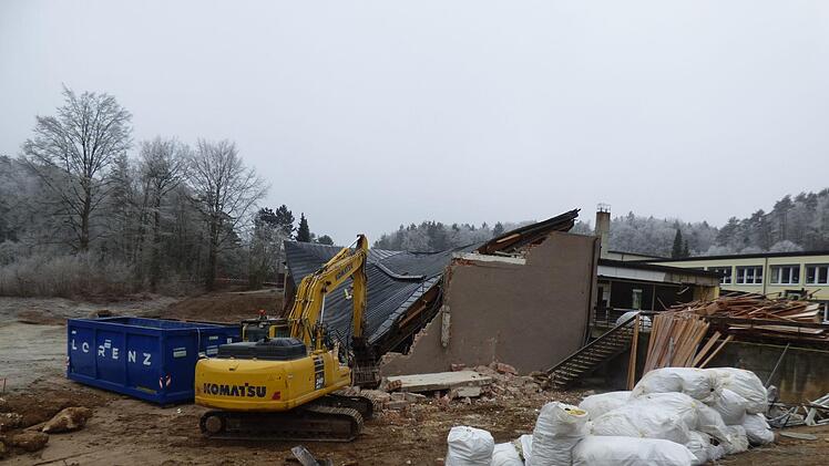 Der Abriss der Schulsporthalle  in Gößweinstein hat begonnen. Foto: Thomas Weichert