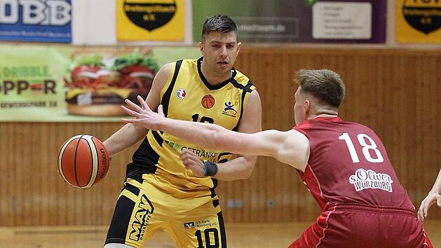 Nur zwei Spiele konnten in dieser Saison in der Nordgruppe der Regionalliga S&uuml;dost absolviert werden. Eines davon war das Aufeinandertreffen zwischen Tr&ouml;ster Breiteng&uuml;&szlig;bach mit Alexander Engel (gelbes Trikot) und W&uuml;rzburg. Foto: Sportfoto Zink