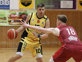 Nur zwei Spiele konnten in dieser Saison in der Nordgruppe der Regionalliga Südost absolviert werden. Eines davon war das Aufeinandertreffen zwischen Tröster Breitengüßbach mit Alexander Engel (gelbes Trikot) und Würzburg. Foto: Sportfoto Zink