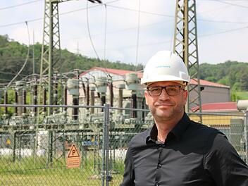 Projektleiter Matthias Behringer vor der Freiluftschaltanlage des Umspannwerks Fuchsstadt.