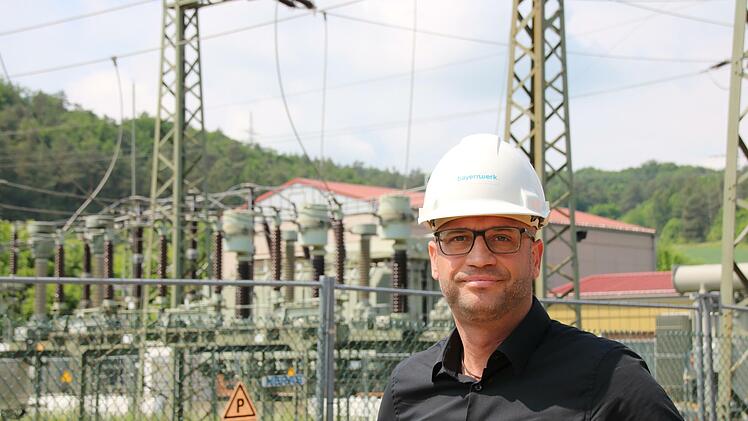 Projektleiter Matthias Behringer vor der Freiluftschaltanlage des Umspannwerks Fuchsstadt.
