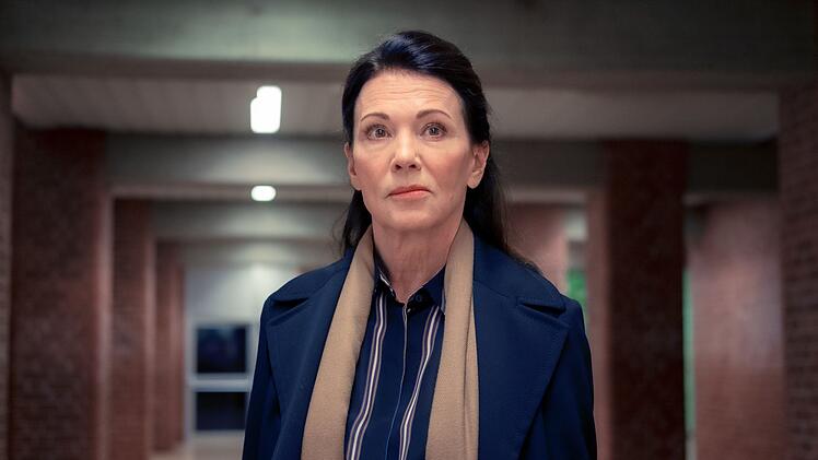 Dr. Nüssen-Winkelmann (Iris Berben) steht kurz vor ihrer Pensionierung bei der Schulaufsichtsbehörde - und ist frustriert von der "Realität" ihrer letzten Berufsjahre.