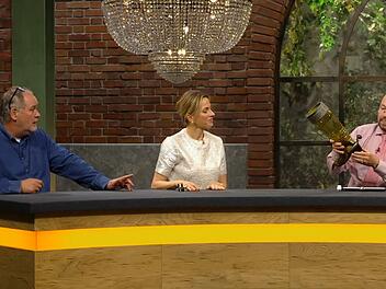 "Das ist doch mal ein Glas!", war Walter Lehnertz auch ohne Bier angetan von dem Mitbringsel. "Sie sehen aus wie ein Cowboy", begr&uuml;&szlig;te Lisa N&uuml;dling den Gast. Kein Wunder, schie&szlig;lich erinnerte das Mitbringsel in einem Detail an Cowboy-Stiefel.