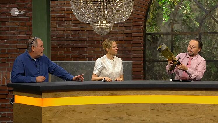 "Das ist doch mal ein Glas!", war Walter Lehnertz auch ohne Bier angetan von dem Mitbringsel. "Sie sehen aus wie ein Cowboy", begr&uuml;&szlig;te Lisa N&uuml;dling den Gast. Kein Wunder, schie&szlig;lich erinnerte das Mitbringsel in einem Detail an Cowboy-Stiefel.