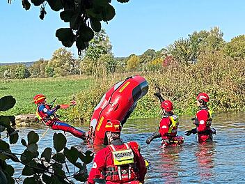 34 ehrenamtliche Einsatzkr&auml;fte des Wasserrettungszugs Unterfranken absolvierten eine Ganztagesfortbildung in Hammelburg.Johannes Rennert, Techn. Leiter Wasserwacht Ufr.
