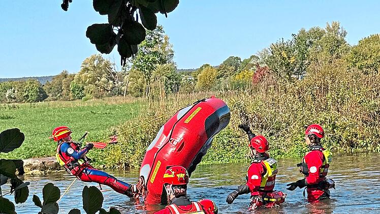 34 ehrenamtliche Einsatzkr&auml;fte des Wasserrettungszugs Unterfranken absolvierten eine Ganztagesfortbildung in Hammelburg.Johannes Rennert, Techn. Leiter Wasserwacht Ufr.