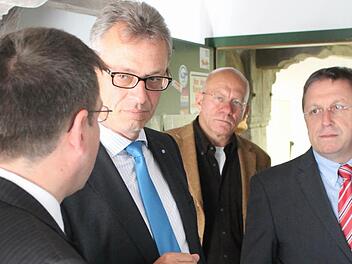 (Von links) Thomas Nagel erläutert Siegfried Schneider, Peter Orzechowski und OB Henry Schramm  die Vorzüge der Akademie für Neue Medien in Kulmbach.  Foto: Martin Kreklau