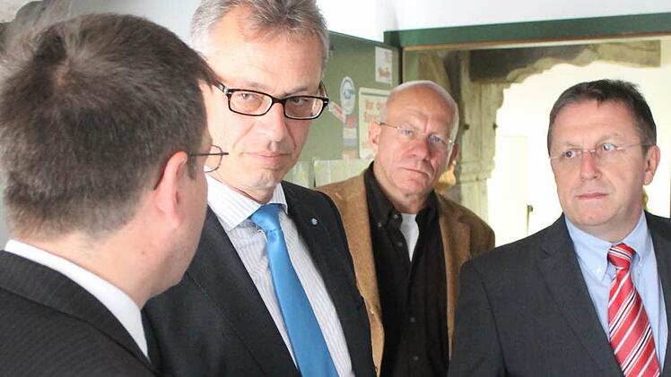 (Von links) Thomas Nagel erläutert Siegfried Schneider, Peter Orzechowski und OB Henry Schramm  die Vorzüge der Akademie für Neue Medien in Kulmbach.  Foto: Martin Kreklau
