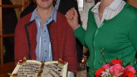 "So etwas Süßes", war Kreisbäuerin Rosa Zehnter(rechts) überrascht von der riesigen Torte der BBV-Kreisgeschäftsstelle, die Marina Herr (links) überreichte