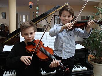 Julius und Leopold Rümmele haben mit ihrer Geige beim Wettbewerb "Jugend musiziert" den ersten Platz abgeräumt. Foto: Carmen Schmitt