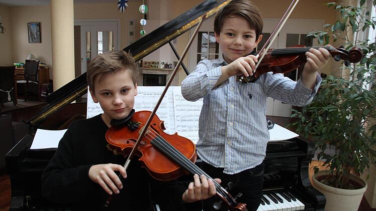Julius und Leopold Rümmele haben mit ihrer Geige beim Wettbewerb "Jugend musiziert" den ersten Platz abgeräumt. Foto: Carmen Schmitt