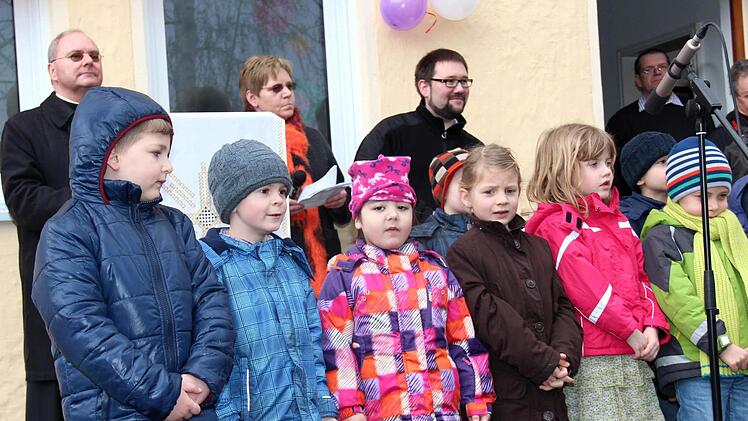 Hinter den Kindern Dekan Kilian Kemmer, Gesamtleiterin Rita Wittmann und Elternbeiratsvorsitzender Sven Berwein