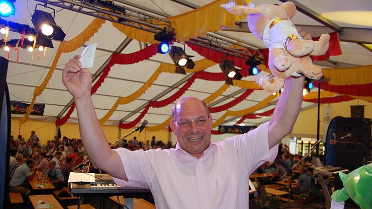 Nach dem Sieg beim Promi-Armbrustschießen beim 2013er Vogelschießen
