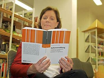Veronika Hammer stellt ihr Buch "Kulturvermittlung, Inspiration und Reflexionen zur Kulturellen Bildung bei Kindern und Jugendlichen" vor. Es richtet sich an Studierende, Praktiker und Wissenschaftler, soll aber auch den Medien und der Politik dienen.  Foto: Gabi Arnold