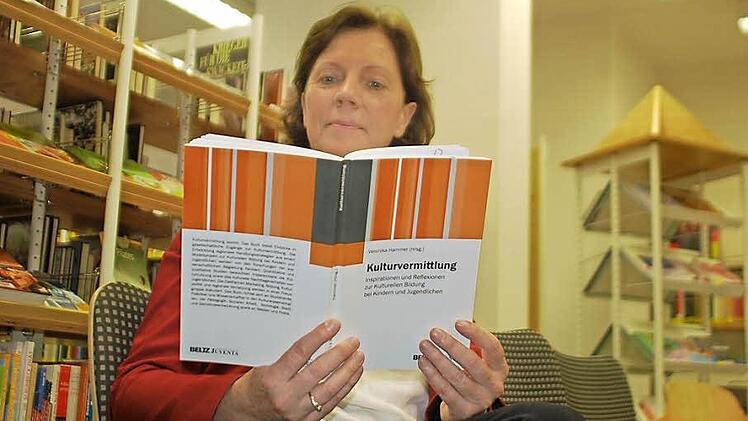 Veronika Hammer stellt ihr Buch "Kulturvermittlung, Inspiration und Reflexionen zur Kulturellen Bildung bei Kindern und Jugendlichen" vor. Es richtet sich an Studierende, Praktiker und Wissenschaftler, soll aber auch den Medien und der Politik dienen.  Foto: Gabi Arnold