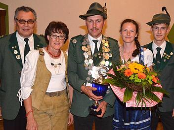 Schützenmeister Wolfgang Purretat (v.l.) vom Schützenverein "Hubertus" Zahlbach überreichte die Schützenkönigsinsignien an Elfriede Purretat (1. Ritter), Schützenkönig Ferdinand Zink, Schützenliesl Elke Zink und 2. Ritter Sebastian Keßler. Fotos: Peter Rauch