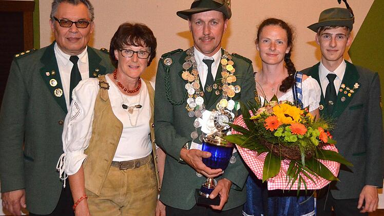 Schützenmeister Wolfgang Purretat (v.l.) vom Schützenverein "Hubertus" Zahlbach überreichte die Schützenkönigsinsignien an Elfriede Purretat (1. Ritter), Schützenkönig Ferdinand Zink, Schützenliesl Elke Zink und 2. Ritter Sebastian Keßler. Fotos: Peter Rauch