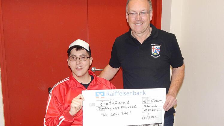 Gut gelaunt nahm Tobi (links) die Spende in Höhe von 1000 Euro von Andreas Wagner entgegen. Fotos: Mona Lisa Eigenfeld