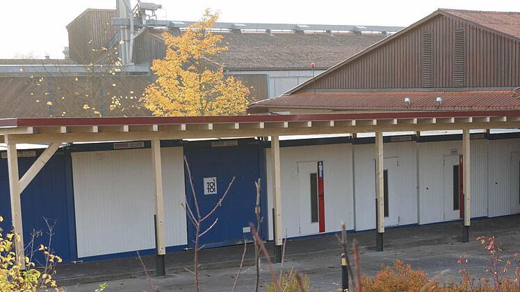 Container ergänzen die Sanitäreinrichtungen in der künftigen Notunterkunft. Foto: Arkadius Guzy