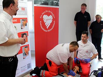 BRK-Helfer demonstrierten den Einsatz des Defi, aber auch lebensrettende Maßnahmen wie Herzdruckmassage. Foto: Johanna Blum