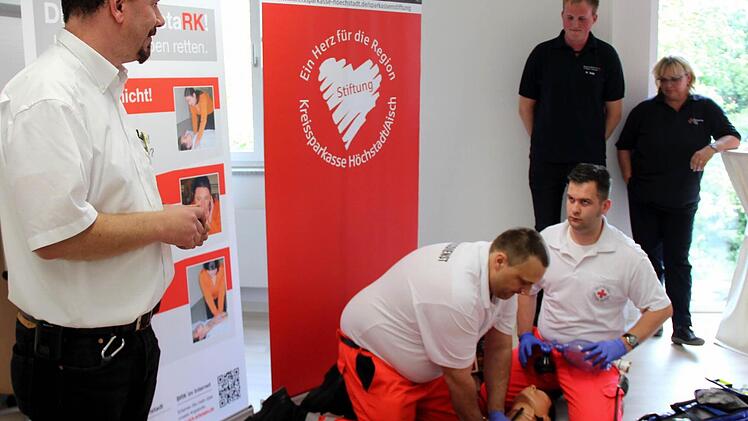 BRK-Helfer demonstrierten den Einsatz des Defi, aber auch lebensrettende Maßnahmen wie Herzdruckmassage. Foto: Johanna Blum