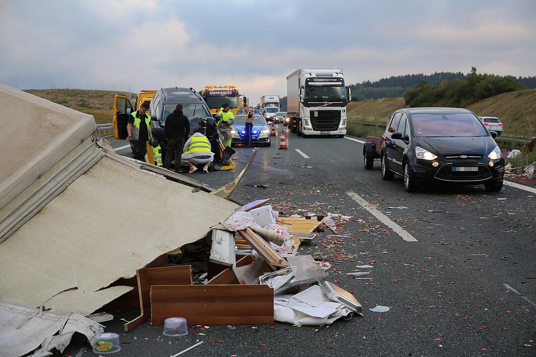 Anhänger umgekippt - Gummibärchen auf der A9 verteilt