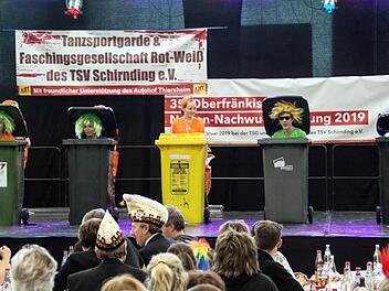 Müllmänner und Krümelmonster: Die jungen Steinwiesener Narren bei ihrem Auftritt in Wunsiedelprivat