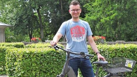 Matthias Lotz, Leiter der Abteilung Geb&auml;udemanagement der Bayerischen Staatsbad Bad Kissingen GmbH, nimmt das neue E-Bike entgegen.  Foto: Daniel Scheublein