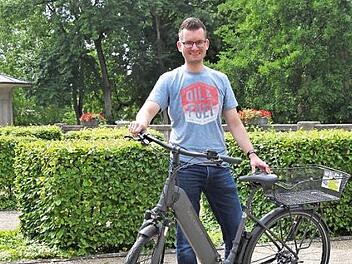 Matthias Lotz, Leiter der Abteilung Gebäudemanagement der Bayerischen Staatsbad Bad Kissingen GmbH, nimmt das neue E-Bike entgegen.  Foto: Daniel Scheublein