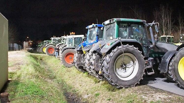 Die Traktoren in Reih und Glied verhinderten ein Durchkommen am Rewe-Zentrallager in Buttenheim.  Fotos: Joseph Beck