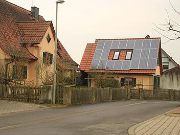 Ein gelungenes Beispiel flächensparenden ökologischen Bauens ist die Siedlung in der Goldgrube in Unterneuses, die vor rund zwei Jahrzehnten angelegt wurde. Foto: Matthias Einwag