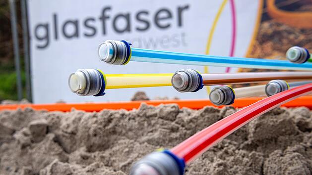 Die Gemeinde Wartmannsroth treibt Pl&auml;ne f&uuml;r den Ausbau des Glasfasernetzes voran, auch wenn das eigentlich nicht ihre Aufgabe w&auml;re, wie B&uuml;rgermeister Florian Atzm&uuml;ller in der B&uuml;rgerversammlung Waizenbach deutlich machte. Los geht's 2022, sp&auml;testens 2023. Wann der einzelne seinen Anschluss erh&auml;lt sei schwer zu sagen, k&ouml;nne aber noch einige Jahre dauern.