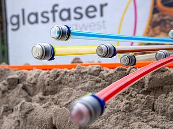 Die Gemeinde Wartmannsroth treibt Pläne für den Ausbau des Glasfasernetzes voran, auch wenn das eigentlich nicht ihre Aufgabe wäre, wie Bürgermeister Florian Atzmüller in der Bürgerversammlung Waizenbach deutlich machte. Los geht's 2022, spätestens 2023. Wann der einzelne seinen Anschluss erhält sei schwer zu sagen, könne aber noch einige Jahre dauern.