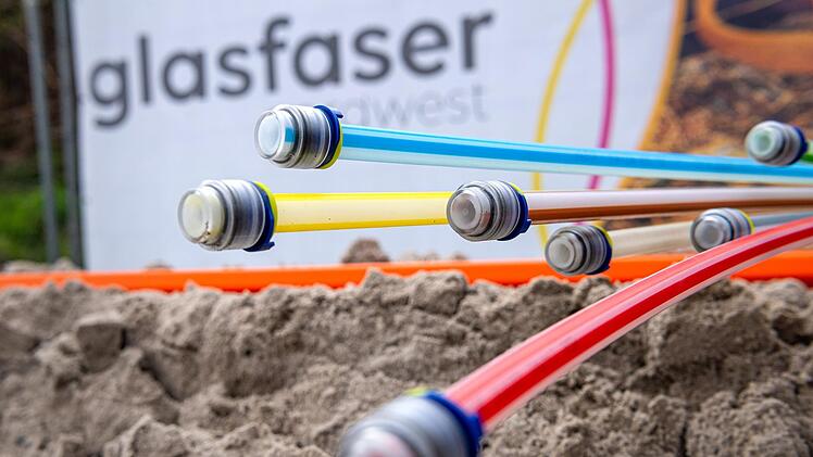 Die Gemeinde Wartmannsroth treibt Pläne für den Ausbau des Glasfasernetzes voran, auch wenn das eigentlich nicht ihre Aufgabe wäre, wie Bürgermeister Florian Atzmüller in der Bürgerversammlung Waizenbach deutlich machte. Los geht's 2022, spätestens 2023. Wann der einzelne seinen Anschluss erhält sei schwer zu sagen, könne aber noch einige Jahre dauern.