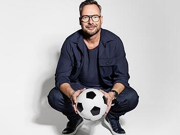 Matthias Opdenhövel ist Moderations-Anchorman bei der UEFA U21-EM 2025 in der Slowakei. Zum Auftakt spielen die deutschen Junioren gegen Slowenien. SAT.1 zeigt alle Partien mit deutscher Beteiligung, alle weiteren Spiele gibt es bei ProSieben MAXX oder im Stream bei Joyn und ran.de.