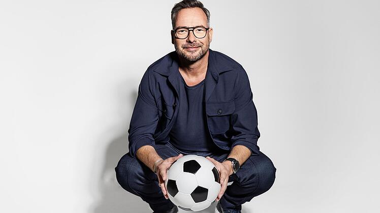 Matthias Opdenhövel ist Moderations-Anchorman bei der UEFA U21-EM 2025 in der Slowakei. Zum Auftakt spielen die deutschen Junioren gegen Slowenien. SAT.1 zeigt alle Partien mit deutscher Beteiligung, alle weiteren Spiele gibt es bei ProSieben MAXX oder im Stream bei Joyn und ran.de.