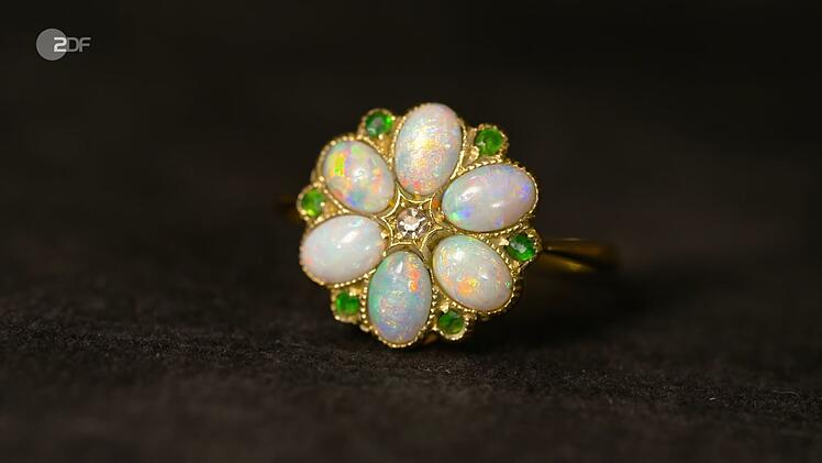 Ein antiker Blumenring (um 1900) aus 585er und 750er Gold mit Opalen, Peridot und Diamant ging für 460 Euro an Händler Jan Cizek.