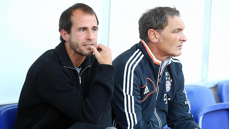 Skeptisch be&auml;ugt Bayern-Trainer Mehmet Scholl das Geschehen. Rechts daneben der ehemalige Bundesligatorwart Walter Junghans.