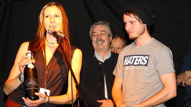 Simone Bilz mit den Siegern (von links) Phisigo, Ben Bögelein und Bybercap