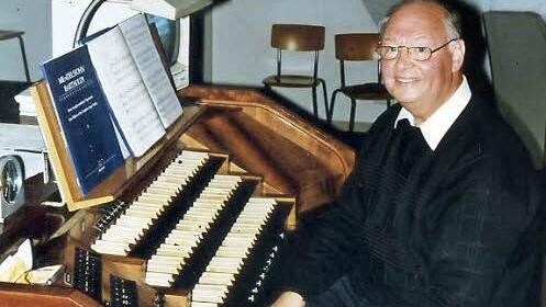 Franz Josef Beume an der Orgel der Staffelsteiner Kilianskirche: Mit knapp sieben Jahren lernte er das Klavierspielen, auf der Orgel spielt er leidenschaftlich gern, um abzuschalten und Stress abzubauen. Kaum sitzt er auf der Orgelbank, ist er ein anderer Mensch, und manches Zipperlein ist hier plötzlich wie weggeblasen.