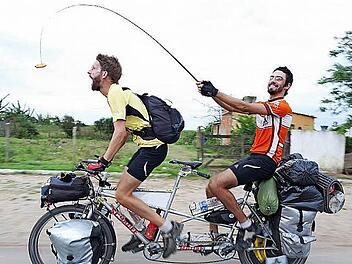 Spaß gehört bei der "Mood Tour 2014" auch dazu: Künstler Sebastian Burger mit seinem Tandempartner auf der Strecke - heute macht die "Mood Tour 2014" Station in Kronach. Foto: privat