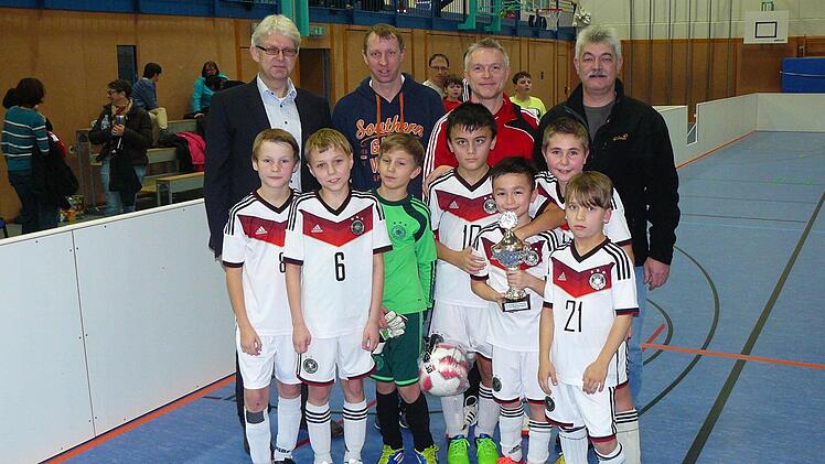 Der FC Neuenmarkt gewann das Turnier der E1-Junioren. Mit im Bild (hinten, von links) der stellvertretende Marktleugaster Bürgermeister Reiner Meisel sowie Jugendkoordinator Jörg Träder vom ausrichtenden FC Marktleugast. Foto: Klaus-Peter Wulf