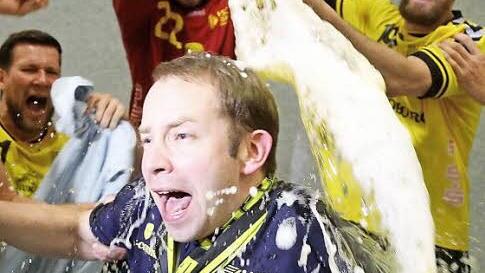 Bierdusche für Trainer Jan Gorr. Nach den umfangreichen Feierlichkeiten beim HSC hat der Coburger bereits den neuen Spielplan im Visier.