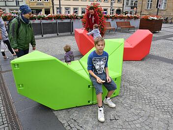 Als Spielgeräte sind die neuen Maxplatz-Möbel durchaus beliebt. An den optischen Qualitäten scheiden sich die Geister.   Foto: Ronald Rinklef