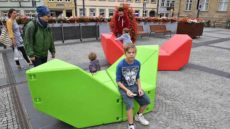 Als Spielgeräte sind die neuen Maxplatz-Möbel durchaus beliebt. An den optischen Qualitäten scheiden sich die Geister.   Foto: Ronald Rinklef