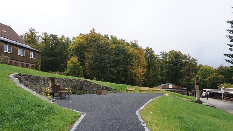 Heftig wurde der Abbruch der Devotionalienbuden vor einem Jahr diskutiert. Jetzt ist an der Stelle der Ruheplatz fertig gestellt. Marion Eckert