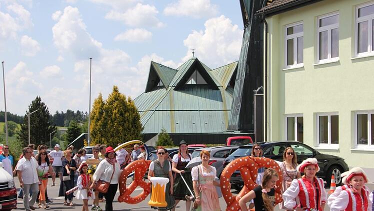 Einmarsch auf den Festplatz Foto: Veronika Schadeck