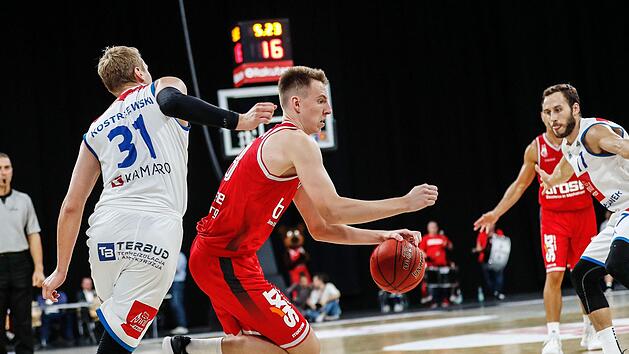 Arnoldas Kulboka zieht am Polen Mateusz Kostrzewski vorbei. Fotos: Daniel L&ouml;b